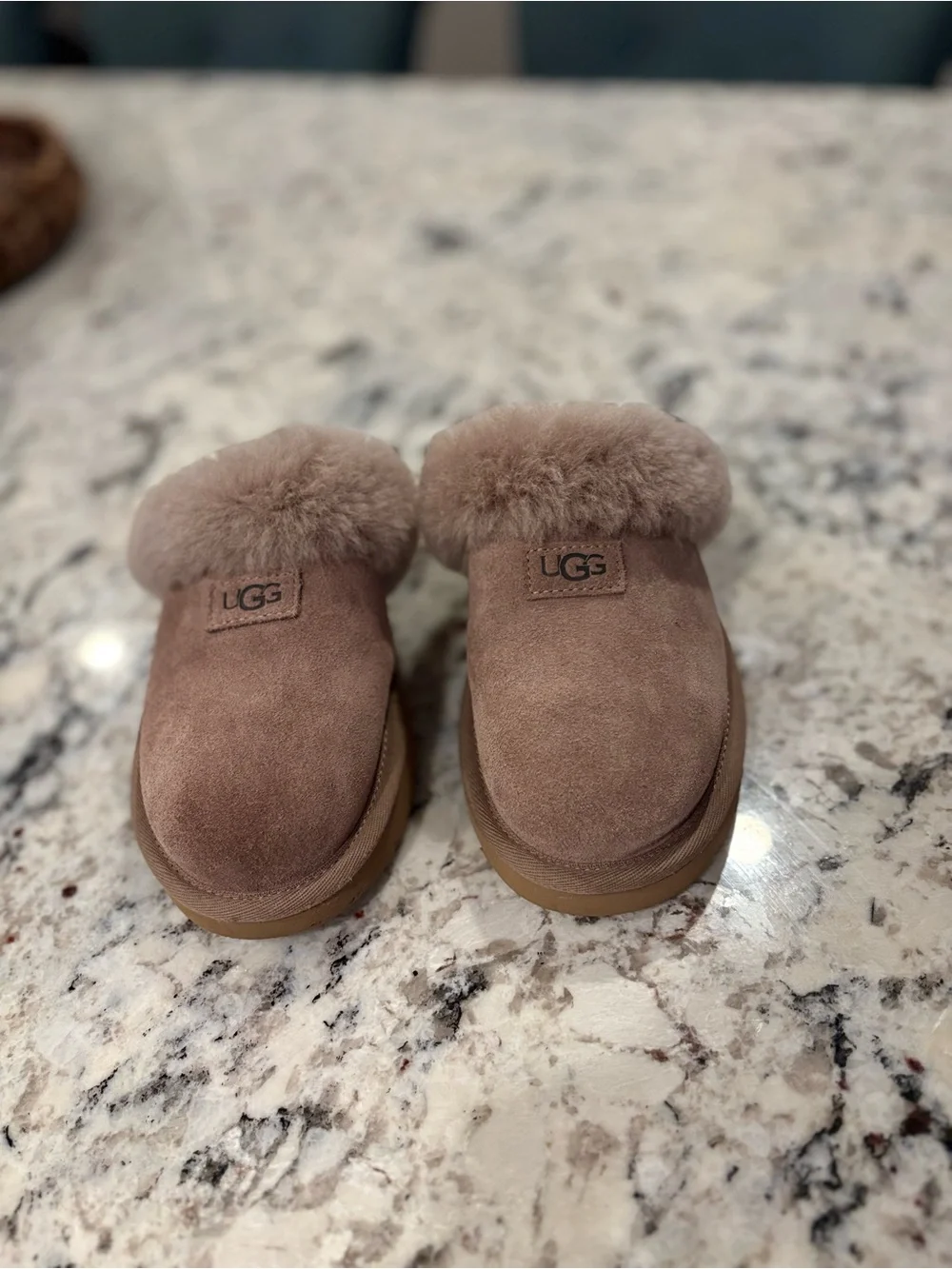 UGG Cozy Slippers Women’s Size 5 Tan Shearling Lined Slip On Slippers - Picture 9 of 9